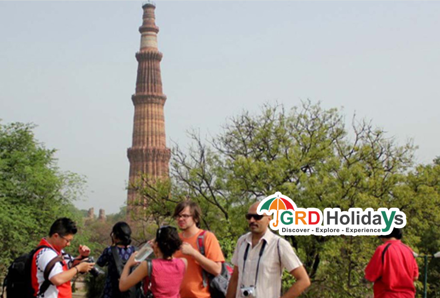 tourist at qutub minar