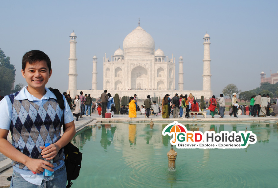 a boy front of taj mahal